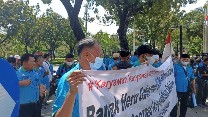 Demo karyawan Kopaja di depan Bali Kota DKI (Tiara-detikcom)
