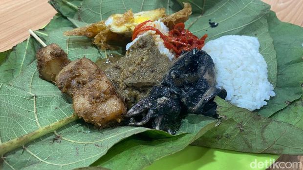 Dibungkus Daun Jati, Ini Nikmatnya Nasi Jamblang Mang Dul Cirebon Dibungkus Daun Jati, Ini Nikmatnya Nasi Jamblang Mang Dul Cirebon