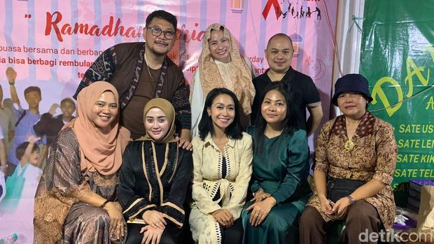 Dini Savitri bersama komunitas Teaching Saturday berbagi kebahagiaan dengan anak-anak pengidap HIV.