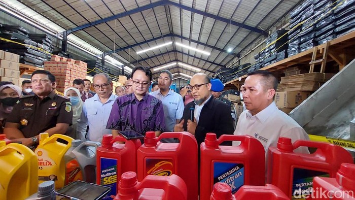 Hari ini, Wakil Menteri Perdagangan Jerry Sambuaga mengungkap temuan produk pelumas alias oli Ilegal di kawasan Tangerang, Banten.