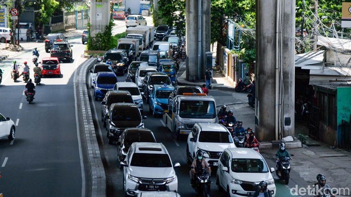 Duh! Rekayasa Lalin Simpang Santa Bikin Jalan Tambah Macet Kemacetan terjadi di Jalan Wolter Monginsidi, Jakarta Selatan (Jaksel), hari ini. Kemacetan terjadi usai rekayasa lalin di persimpangan Pasar Santa.