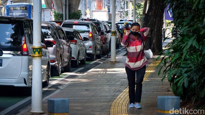 Duh! Rekayasa Lalin Simpang Santa Bikin Jalan Tambah Macet Kemacetan terjadi di Jalan Wolter Monginsidi, Jakarta Selatan (Jaksel), hari ini. Kemacetan terjadi usai rekayasa lalin di persimpangan Pasar Santa.