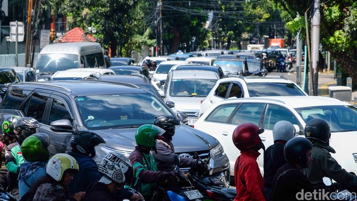Kemacetan terjadi di Jalan Wolter Monginsidi, Jakarta Selatan (Jaksel), hari ini. Kemacetan terjadi usai rekayasa lalin di persimpangan Pasar Santa.