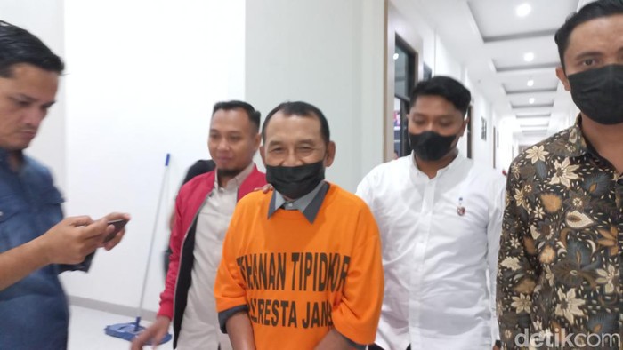 Eks Kepala SMA Negeri 8 Kota Jambi jadi tersangka korupsi penerimaan siswa baru (Dimas Sanjaya/detikSumut)