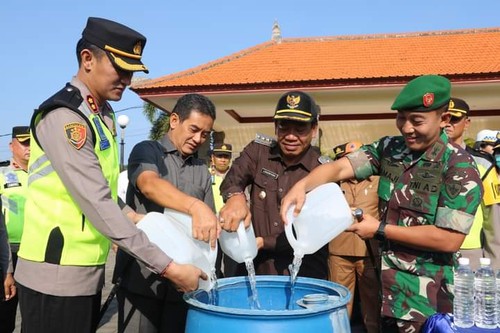 Forkompimda Kabupaten Buleleng melakukan pemusnahan arak oplosan di Taman Kota Singaraja, Senin (17/4/2023). (IST)