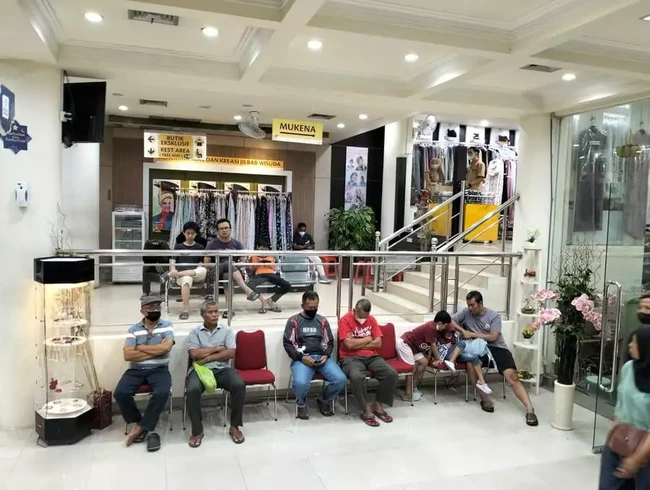 Jelang Ramadhan seperti saat ini kamu pasti akan menemukan bangku-bangku di pusat perbelanjaan yang ramai diduduki oleh para bapak-bapak yang menunggu istrinya belanja, seperti dalam foto ini. Foto: Facebook/Agung Joko Santoso