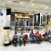 Jelang Ramadhan seperti saat ini kamu pasti akan menemukan bangku-bangku di pusat perbelanjaan yang ramai diduduki oleh para bapak-bapak yang menunggu istrinya belanja, seperti dalam foto ini. Foto: Facebook/Agung Joko Santoso