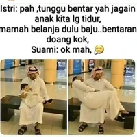 Kadang kalau sudah belanja istri memang bisa lupa waktu. Tapi ya selupa-lupanya dengan waktu jangan sampai anaknya berubah jadi segede itu yaa.. Foto: Facebook/Kemal Reza