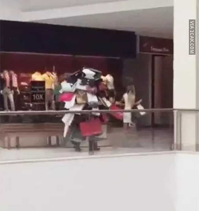 Kalau kamu masih bisa duduk santai saaat menunggu istri belanja maka bersyukurlah. Daripada harus bawain belanjaan istri yang seebanyak ini. Pilih mana? Foto: 1cak.com