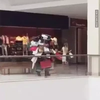 Kalau kamu masih bisa duduk santai saaat menunggu istri belanja maka bersyukurlah. Daripada harus bawain belanjaan istri yang seebanyak ini. Pilih mana? Foto: 1cak.com