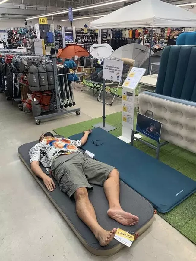Daripada capai dan pegal menunggu istri belanja mending cari kasur aja deh kayak gini. Bikin pengin ngakak tapi kasian. Foto: Facebook/Anthony Steven Hambali