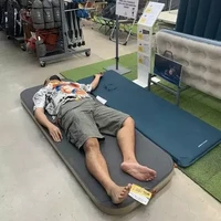 Daripada capai dan pegal menunggu istri belanja mending cari kasur aja deh kayak gini. Bikin pengin ngakak tapi kasian. Foto: Facebook/Anthony Steven Hambali