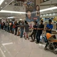 Ini namanya barisan para bapak penunggu istri. Terlihat betapa gabutnya para bapak-bapak. Beberapa ada yang sambil momong anak. Foto: Facebook/KataKita