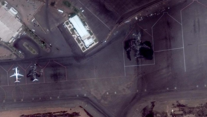 Satellite image shows incinerated passenger planes at Khartoum International Airport in Khartoum, Sudan April 16, 2023, in this handout image. Courtesy of Maxar Technologies/Handout via REUTERS.  THIS IMAGE HAS BEEN SUPPLIED BY A THIRD PARTY. NO RESALES. NO ARCHIVES. MANDATORY CREDIT. MUST NO OBSCURE LOGO