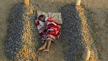 Ini diduga seorang anak yang tidur di antara kuburan orang tuanya, tetapi sebenarnya ini adalah pemotretan. Anak laki-laki itu adalah keponakan dari fotografer.  Foto: Reddit