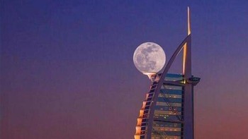  Ini seharusnya foto supermoon, tetapi bulan telah diperbesar dan dipindahkan. Foto: Reddit