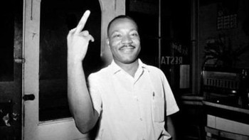Ini mungkin terlihat seperti Martin Luther King Jr. mengacungkan jari tengah, tetapi ini telah diedit. Sslinya dia memberikan tanda perdamaian. Foto: Reddit
