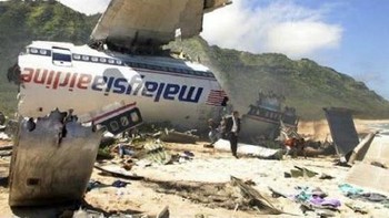 Ini disebut-sebut sebagai gambar jet Malaysia Airlines yang jatuh di Ukraina. Sebenarnya, ini masih dari Lost . Foto: Reddit