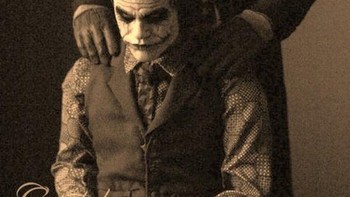 Ini mungkin terlihat seperti Jack Nicholson dan Heath Ledger keduanya menjadi The Joker pada saat yang sama, tetapi itu hanya action figur dari pasangan tersebut. Foto: Reddit