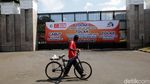Gerbang DPR Dipasangi Baliho Tolak UU Cipta Kerja