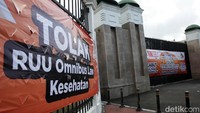 Mereka juga menuntut agar DPR segera mengesahkan RUU Perlindungan Pekerja Rumah Tangga (PPRT) menjadi Undang-Undang
