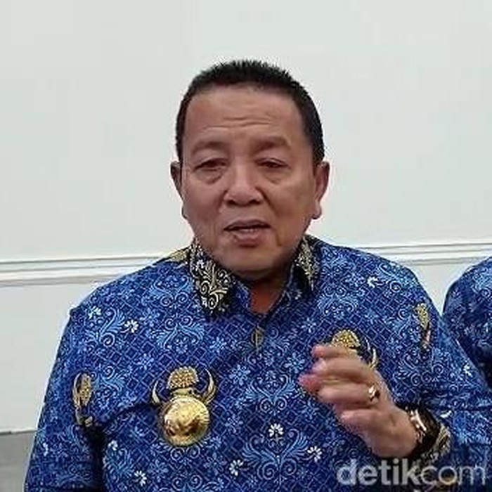 Gubernur Lampung, Arinal Djunaidi memberikan keterangan kepada wartawan. (Tommy Saputra/detikSumut)