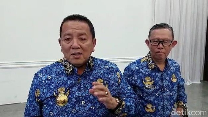 Gubernur Lampung, Arinal Djunaidi memberikan keterangan kepada wartawan. (Tommy Saputra/detikSumut)