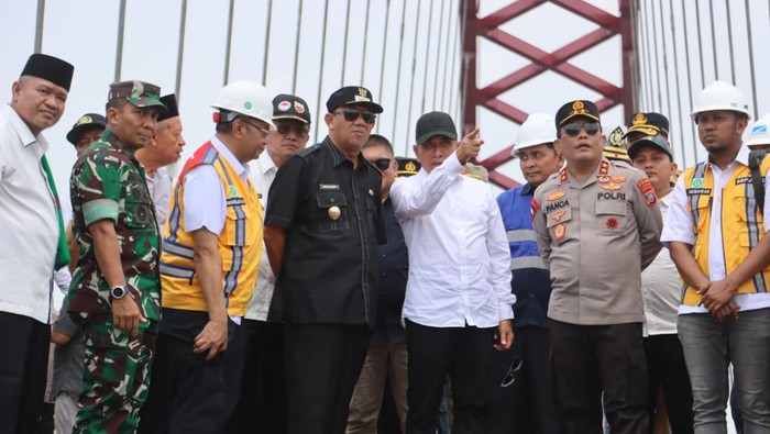 Gubernur Sumut, Edy Rahmayadi bersama Forkopimda saat meninjau jembatan Sei Wampu.