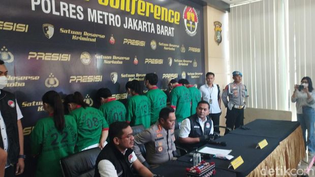 Hud Filbert berbaju tahanan '02' dipamerkan di Polres Metro Jakarta Barat