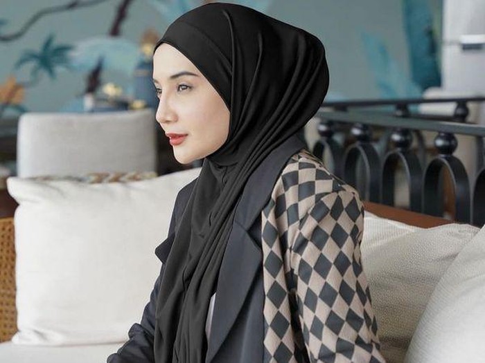 Artis-artis di acara pembukaan brand Shi by Shireen Sungkar di Alila Hotel, SCBD, Sudirman, Jakarta. [30/7/2023].