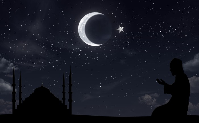 Ilustrasi malam lailatul qadar Praying muslim and mosque at night sky hilal half moon