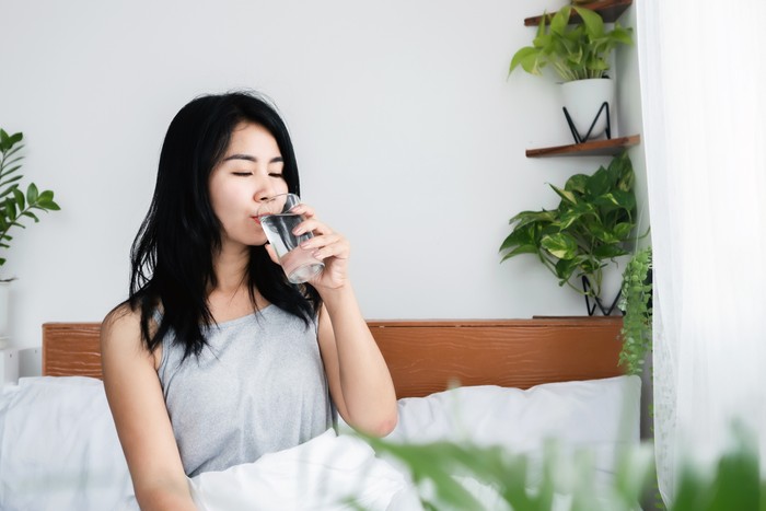 Ilustrasi manfaat minum air putih setelah bangun tidur