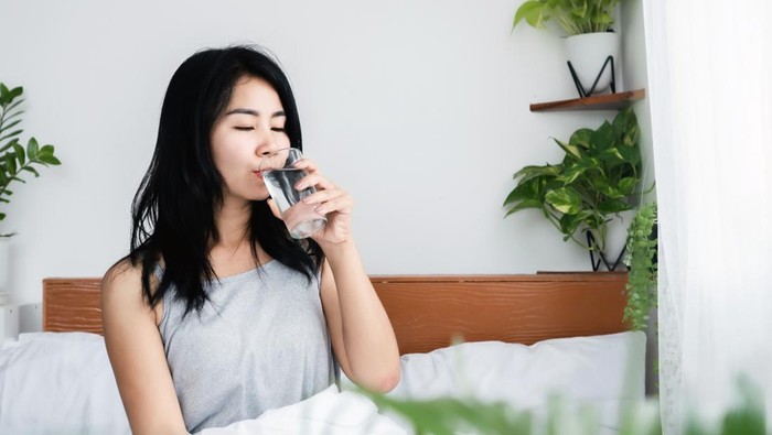 Ilustrasi manfaat minum air putih setelah bangun tidur