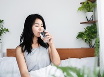 Benarkah Minum Air Putih Sebelum Tidur Tidak Disarankan? Simak Penjelasannya