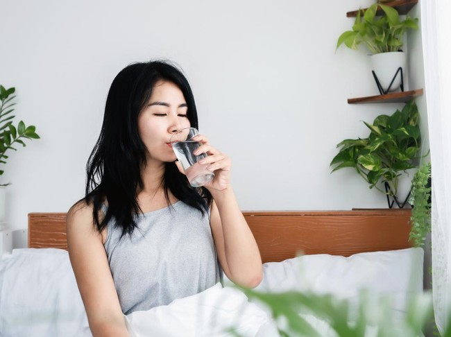 Ilustrasi manfaat minum air putih setelah bangun tidur