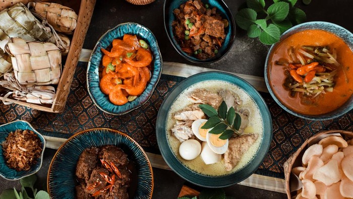 Ilustrasi menu Lebaran dengan santan rendang opor ayam