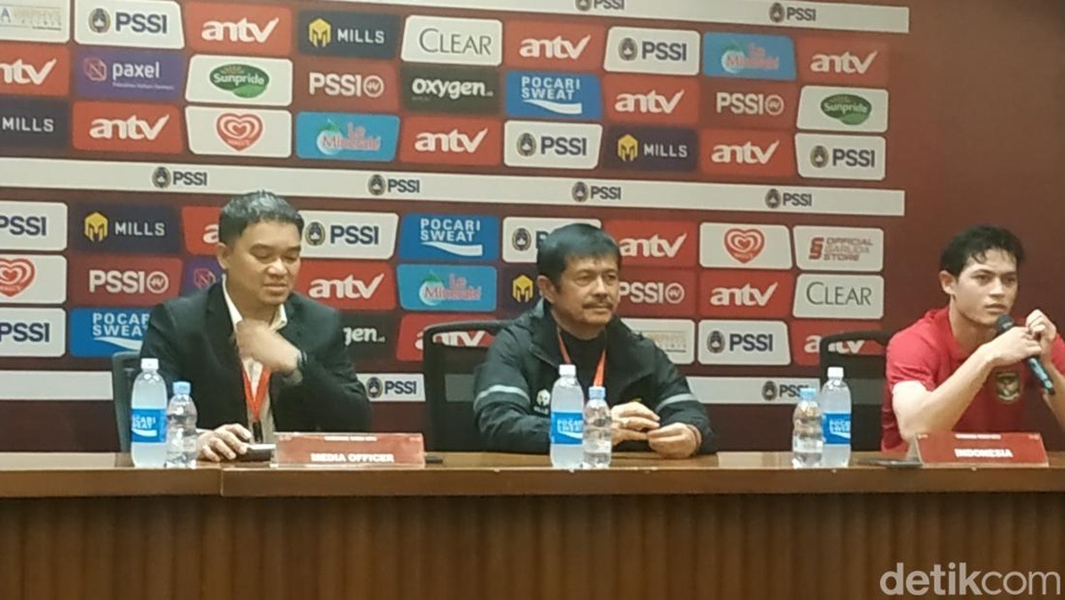Pelatih timnas Indonesia U-22 Indra Sjafri bicara soal cedera Ronaldo Kwateh. (Foto: Muhammad Robbani/detikcom)