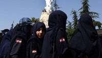 Libanon juga mengalami peningkatan ketidakpercayaan terhadap agama. Menurut salah satu lembaga jajak pendapat Barometer Arab, tingkat kesalehan warga di negara ini menurun sekitar 43 persen selama satu dekade terakhir. AFP via Getty Images/PATRICK BAZ