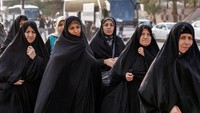 Lebih rinci, 9 persen mengidentifikasi diri sebagai atheis, 8 persen sebagai Zoroastrian, dan 6 persen sebagai agnostik. Sekitar 22 persen mengaku tak terikat dengan agama atau kepercayaan mana pun. AFP via Getty Images/QASSEM AL-KAABI
