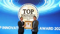 Direktur Teknologi & Operasional Bank DKI, Amirul Wicaksono menerima penghargaan dari Infobrand dan Tras N Co Indonesia sebagai Top Innovation Choice Award 2023 untuk Inovasi Cardless Cash Withdrawal, pada gelaran Top Innovation Choice Award 2023 yang diselenggarakan di Jakarta pada Kamis (13/04). 