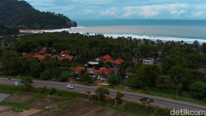 Jalan Daendels terbentang panjang di jalur pantai selatan Jawa