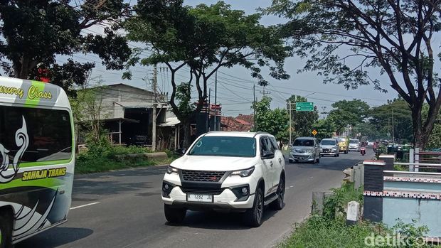Kondisi arus lalu lintas di Pantura Pati-Rembang di Perempatan Lingkar Pati, Senin (17/4/2023).