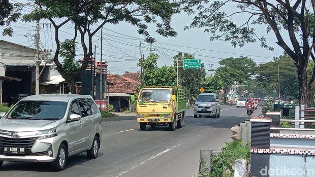 Kondisi arus lalu lintas di Pantura Pati-Rembang di Perempatan Lingkar Pati, Senin (17/4/2023).