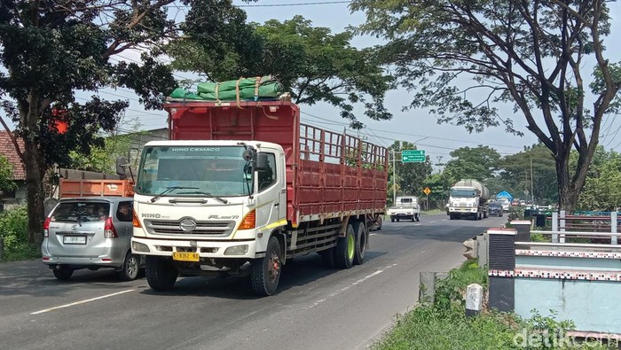 Kondisi arus lalu lintas di Pantura Pati-Rembang di Perempatan Lingkar Pati, Senin (17/4/2023).