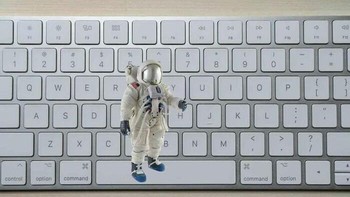 Foto langka manusia melangkah di space. Foto: Instagram/@sarcasm.og
