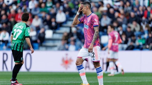 REGGIO NELLEMILIA, ITALY - APRIL 16: Angel Di Maria of Juventus looks dejected during the Serie A match between US Sassuolo and Juventus at Mapei Stadium - Citta del Tricolore on April 16, 2023 in Reggio nellEmilia, Italy. (Photo by Emmanuele Ciancaglini/Ciancaphoto Studio/Getty Images)