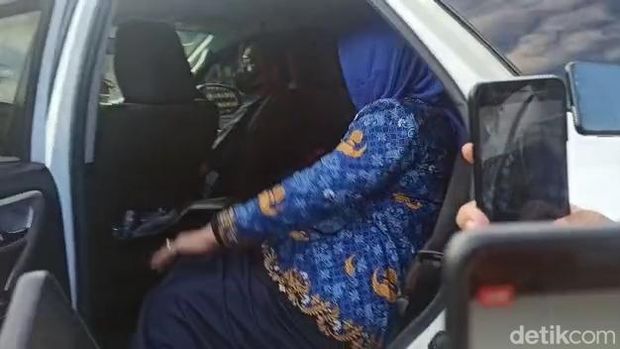 Kadinkes Lampung Reihana saat menghindari wartawan. (Tommy Saputra/detikSumut)