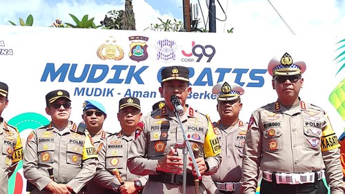 Kapolda Bali Irjen Putu Jayan Danu Putra memberikan keterangan pers usai melepas program mudik gratis di Terminal Ubung, Kota Denpasar, Senin (17/4/2023).