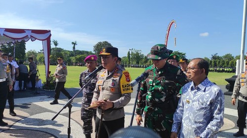 Kapolda Bali Irjen Putu Jayan Danu Putra memberikan keterangan mengenai Operasi Ketupat Agung 2023 seusai apel gelar pasukan di Denpasar, Senin (17/4/2023).