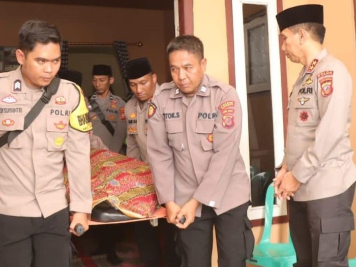 Kapolda Jabar Irjen Akhmad Wiyagus saat melayat ke rumah duka Ipda Tarli In Solihin